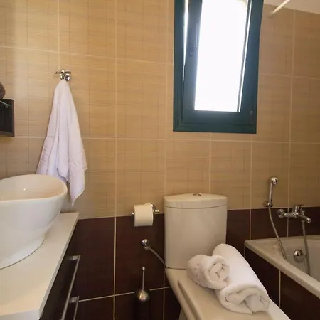 Sleeps 4 Karavádhos