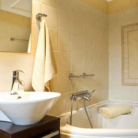 Sleeps 4 Villa Karavádhos