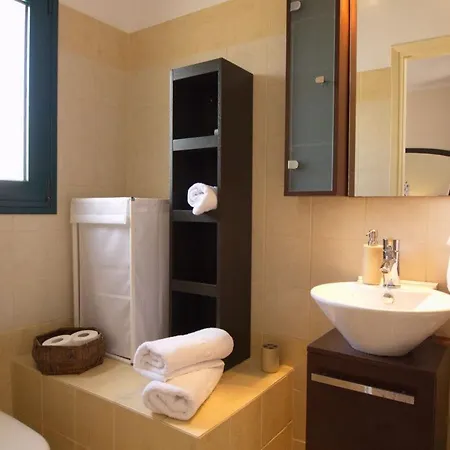 Sleeps 4 Karavádhos