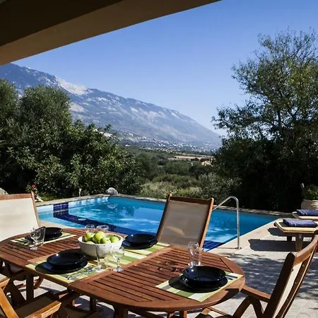 Sleeps 4 Karavádhos