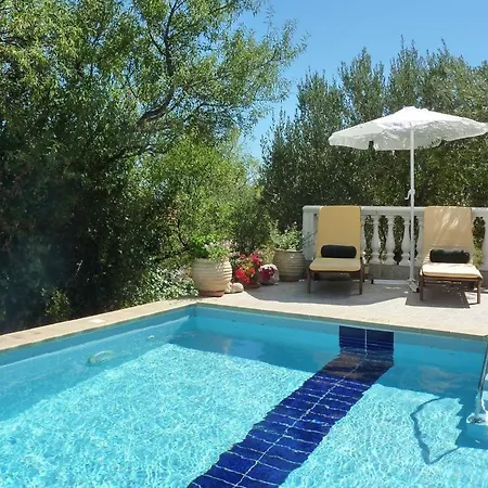 Sleeps 4 Villa Karavádhos